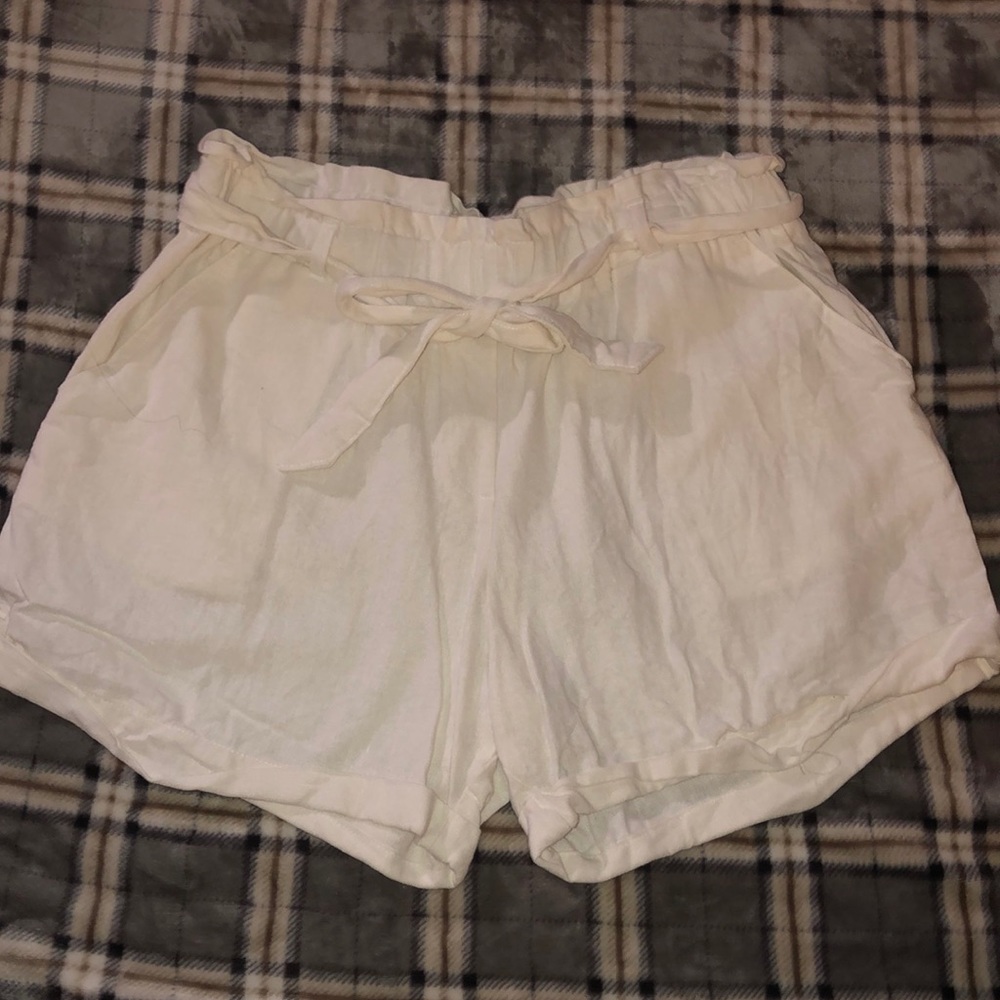 White high waist canvas shorts with belt